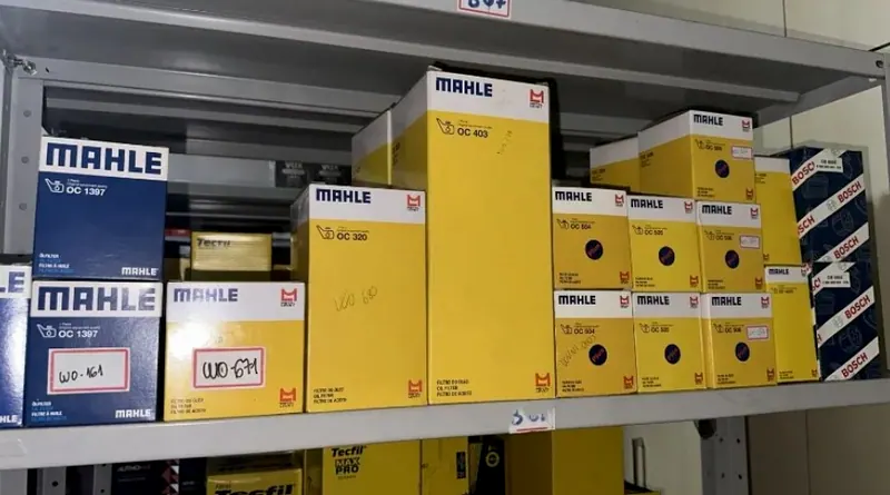 Prateleira do estoque com filtros de óleo MAHLE e Bosch