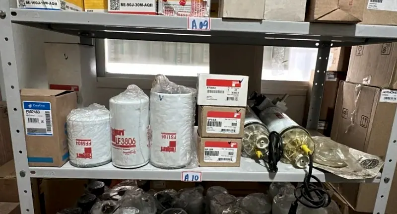 Prateleira do estoque com filtros Fleetguard e separadores de água